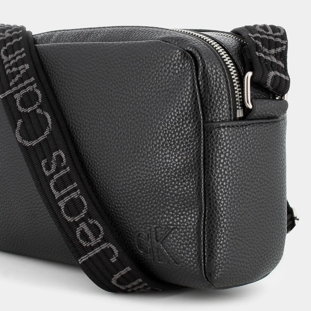 12283-BEHULTRALIGHT CAMERA BAGBLACK- TRACOLLE^CALVIN KLEIN JEANS Clearance